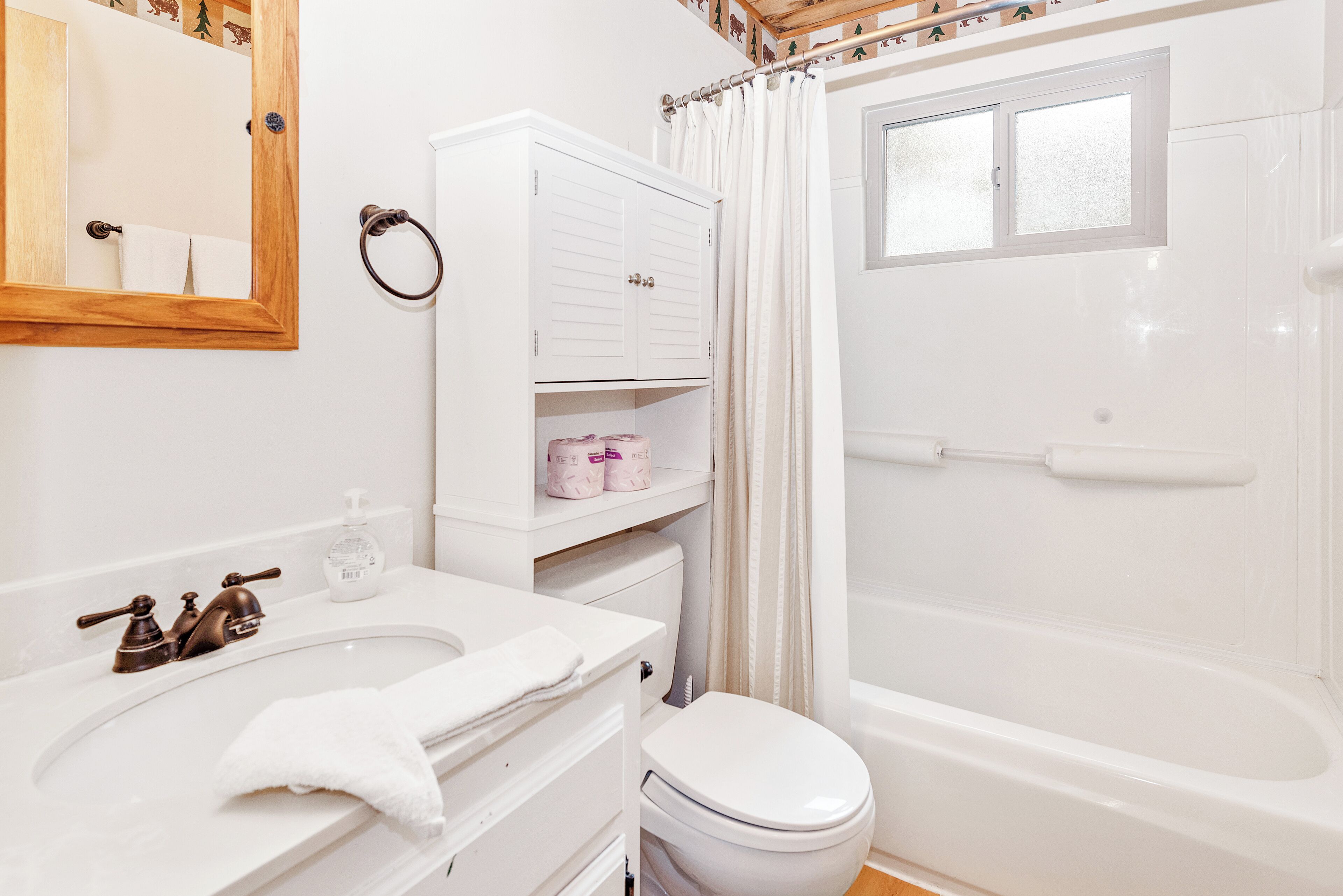 Ein Badezimmer mit einem weißen Waschbecken, einer Toilette, einer Badewanne und einer Duschvorhang.