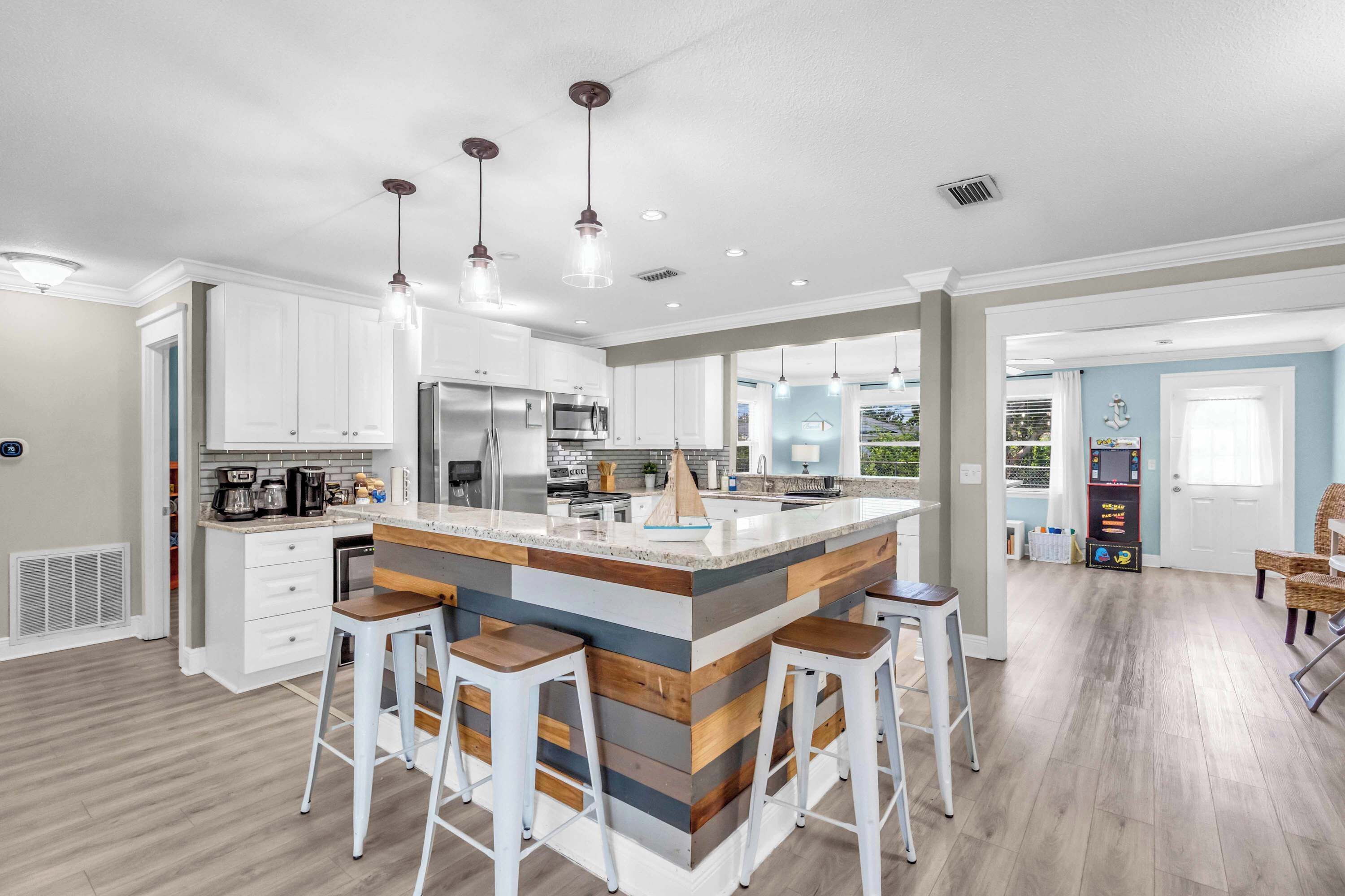 Kjøleskap, mikrobølgeovn, ovn og kokeplater