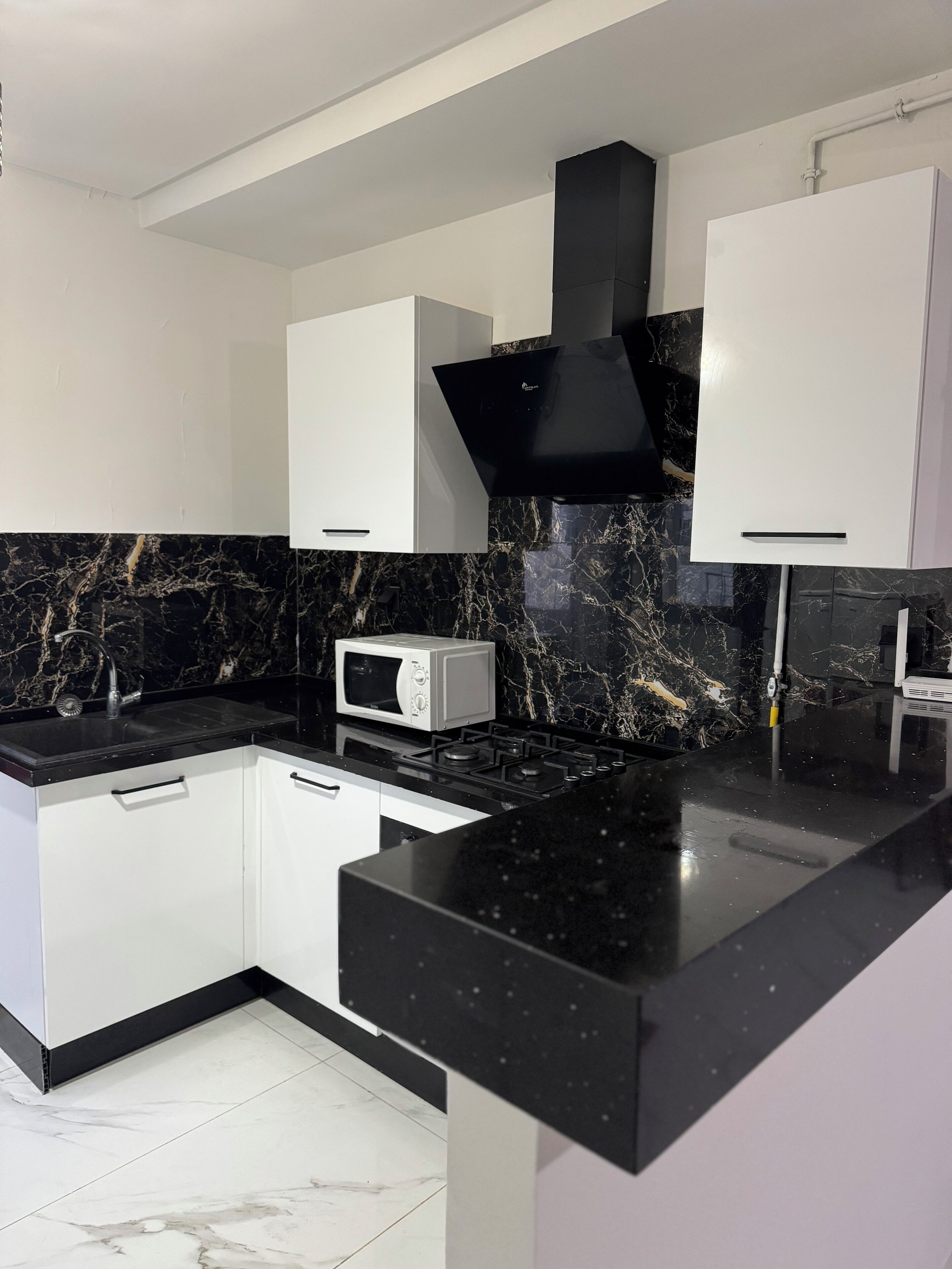 Een oven, een kookplaat, keukenpapier