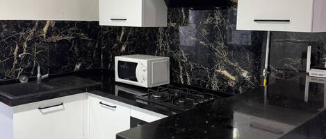 Een oven, een kookplaat, keukenpapier