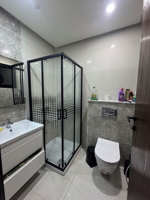 Haartrockner, Handtücher, Seife, Shampoo