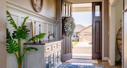 6BR Luxury Home w/Theatre, Sports Court & Only 20min from Cody