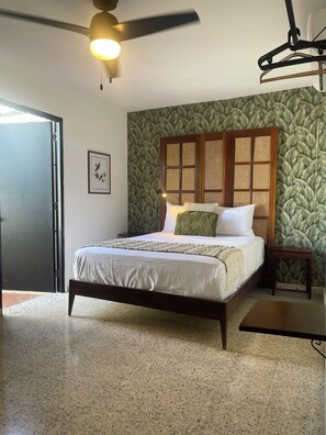 Doppelzimmer, Balkon, Blick auf den Innenhof | Zimmersafe, schallisolierte Zimmer, Bügeleisen/Bügelbrett