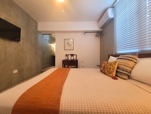 Double Room, Balcony, Courtyard View | In-room safe, soundproofing, iron/ironing board, free WiFi - HERITAGE RESIDENCES STYLE (Santo Domingo)