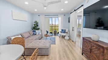 Condo (2 Bedrooms) | Property amenity