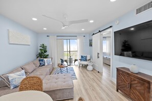 Condo (2 Bedrooms) | Front of property