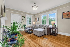 Televisión y oficina 