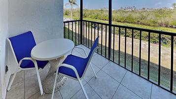 Condo (2 Bedrooms) | Front of property