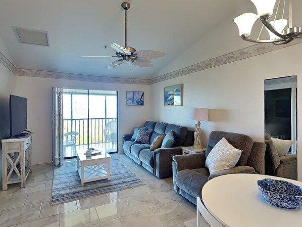 Living area - Admirals Bay 255 by Distinctive Beach Rentals (Fort Myers Beach)