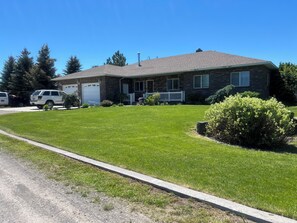 Exterior - Salem Pines lost Moose lodge Charming 3-bedroom house with AC, WiFi in Rexburg (Rexburg)