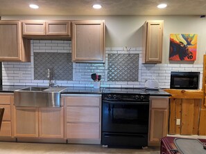 Private kitchen - Salem Pines lost Moose lodge Charming 3-bedroom house with AC, WiFi in Rexburg (Rexburg)