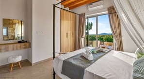 4 bedrooms, iron/ironing board, Internet, bed sheets