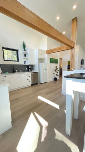 Charming 1-bedroom apartment in Roberts Creek with WiFi.