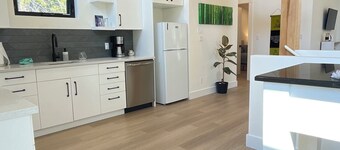 Charming 1-bedroom apartment in Roberts Creek with WiFi.