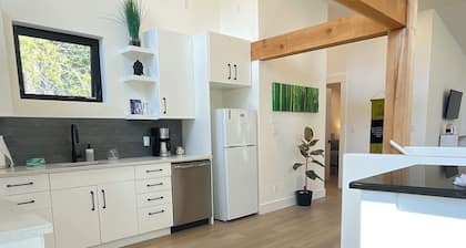 Charming 1-bedroom apartment in Roberts Creek with WiFi.