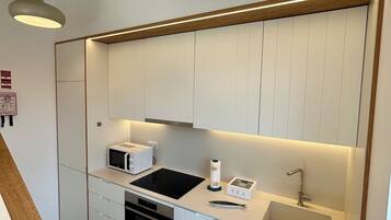 Een koelkast, een magnetron, een kookplaat, een vaatwasser