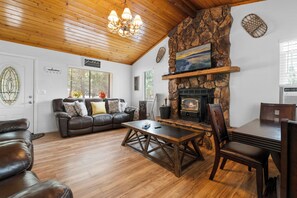 Flat-screen TV, DVD player - Woodland Escape (Big Bear City)