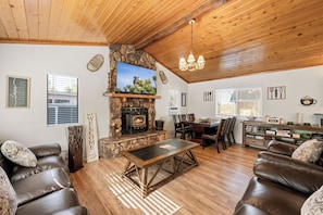 Flat-screen TV, fireplace, DVD player - Woodland Escape (Big Bear City)