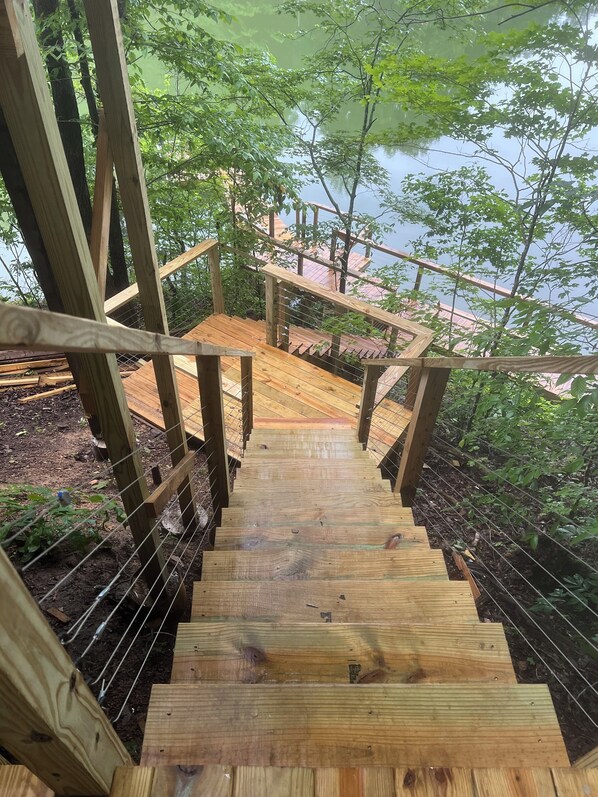 Property grounds - Dreamy Lakeside Treehouse Hideaway/Cabin for Couples (Newport)