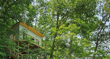 Dreamy Lakeside Treehouse Hideaway/Cabin for Couples