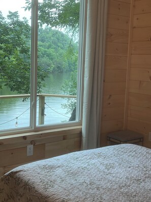 1 bedroom, free WiFi, bed sheets - Dreamy Lakeside Treehouse Hideaway/Cabin for Couples (Newport)