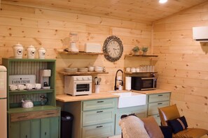 Fridge, microwave, oven, coffee/tea maker - Dreamy Lakeside Treehouse Hideaway/Cabin for Couples (Newport)