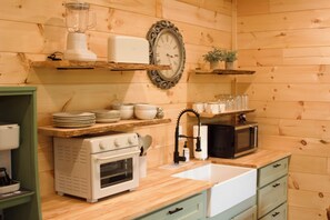 Fridge, microwave, oven, coffee/tea maker