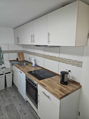 Fridge, oven, stovetop, coffee/tea maker