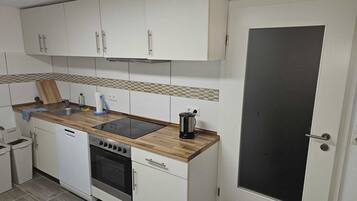 Fridge, oven, stovetop, coffee/tea maker