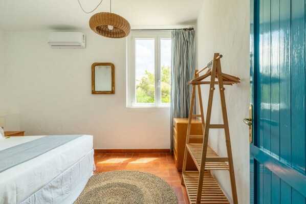 4 bedrooms, iron/ironing board, travel cot, free WiFi