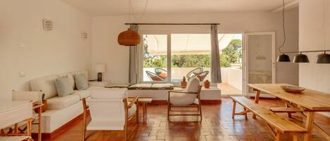 Una televisión, una chimenea