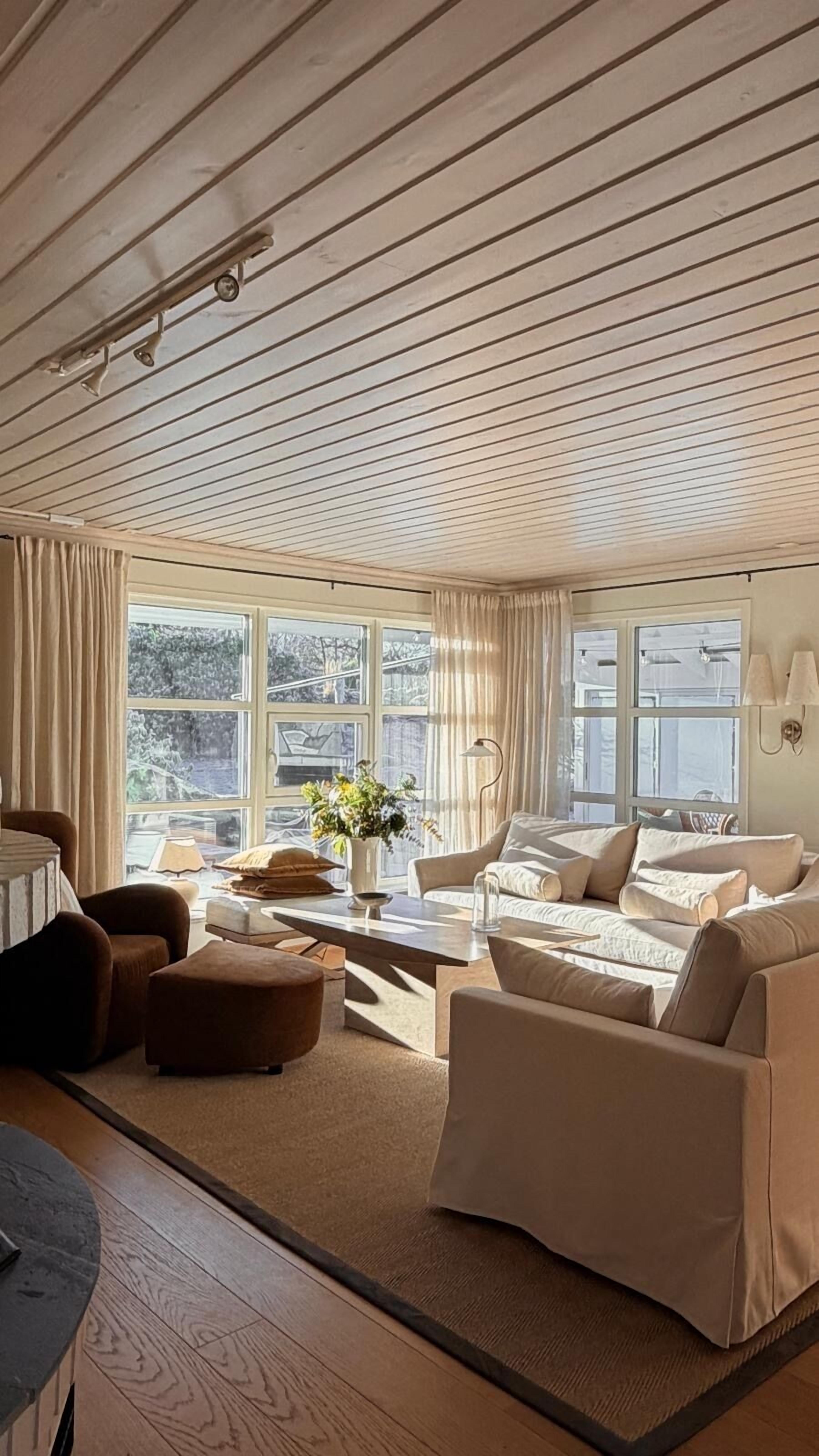 Smart-TV, peis, bøker og stereoanlegg