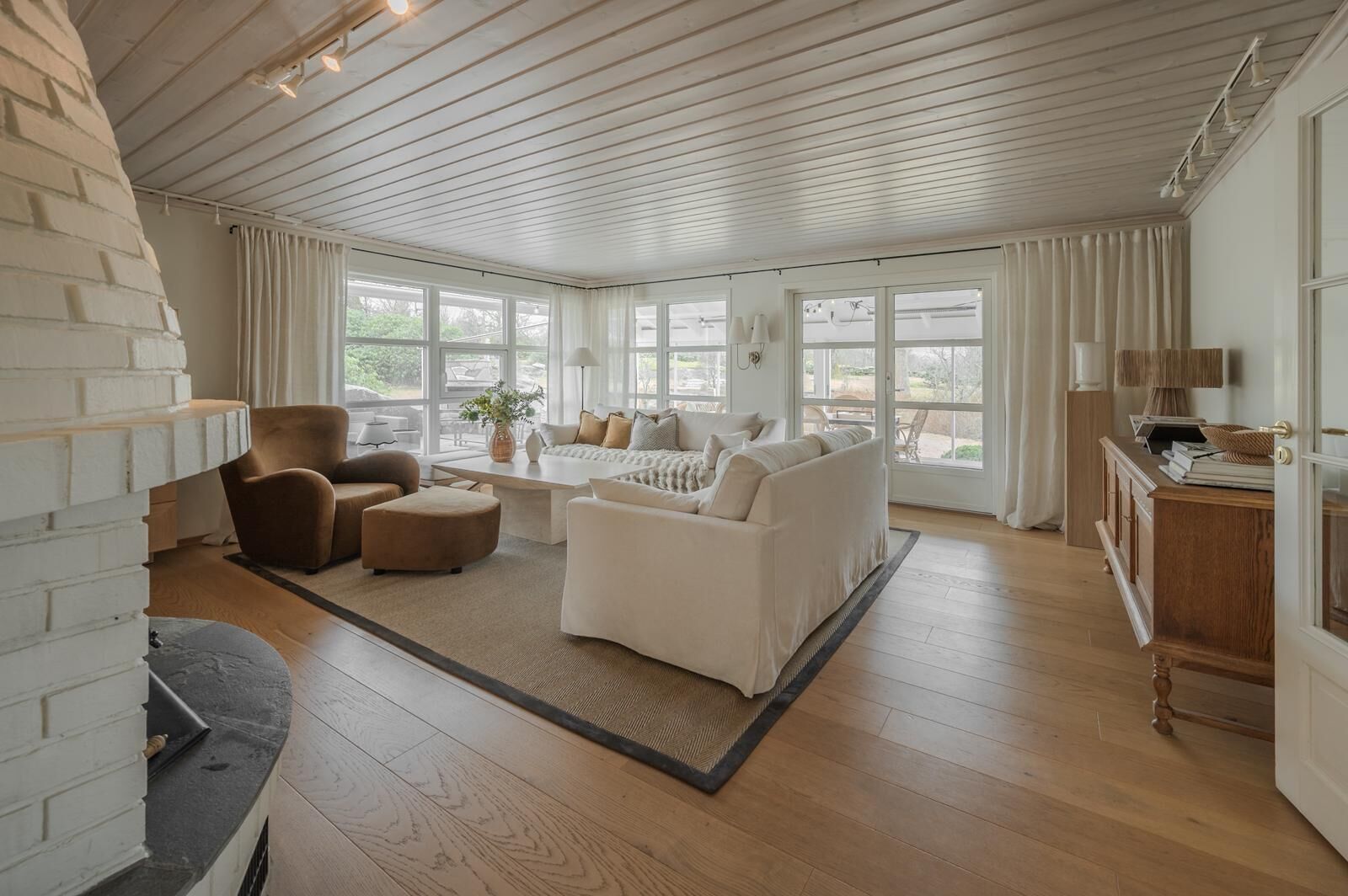 Smart TV, fireplace, books, stereo