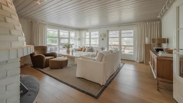 Smart TV, fireplace, books, stereo