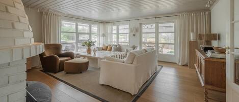 Smart TV, lareira, livros, aparelho de som