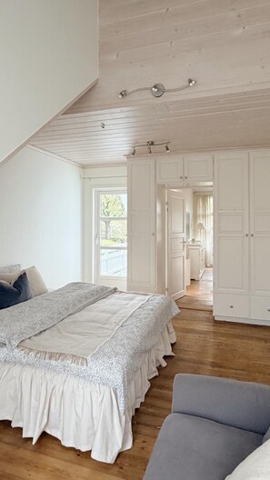 6 chambres, bureau, fer et planche à repasser, lit de bébé portatif