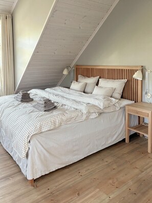 7 habitaciones, escritorio y tabla de planchar con plancha 