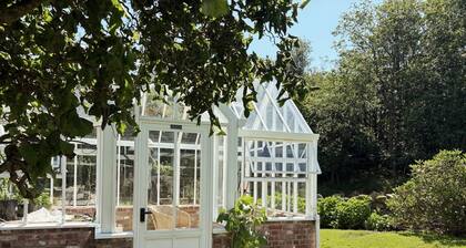Villa w/ Boat, Greenhouse & Huge Garden w/ Majestic Oak Trees