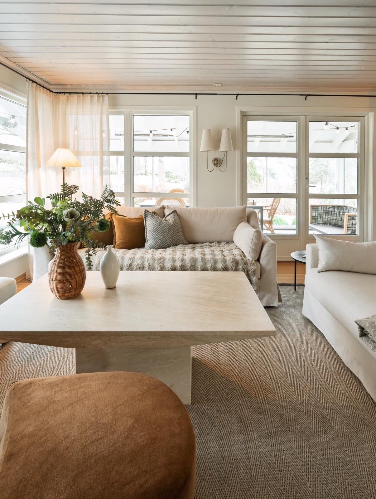 Smart TV, fireplace, books, stereo