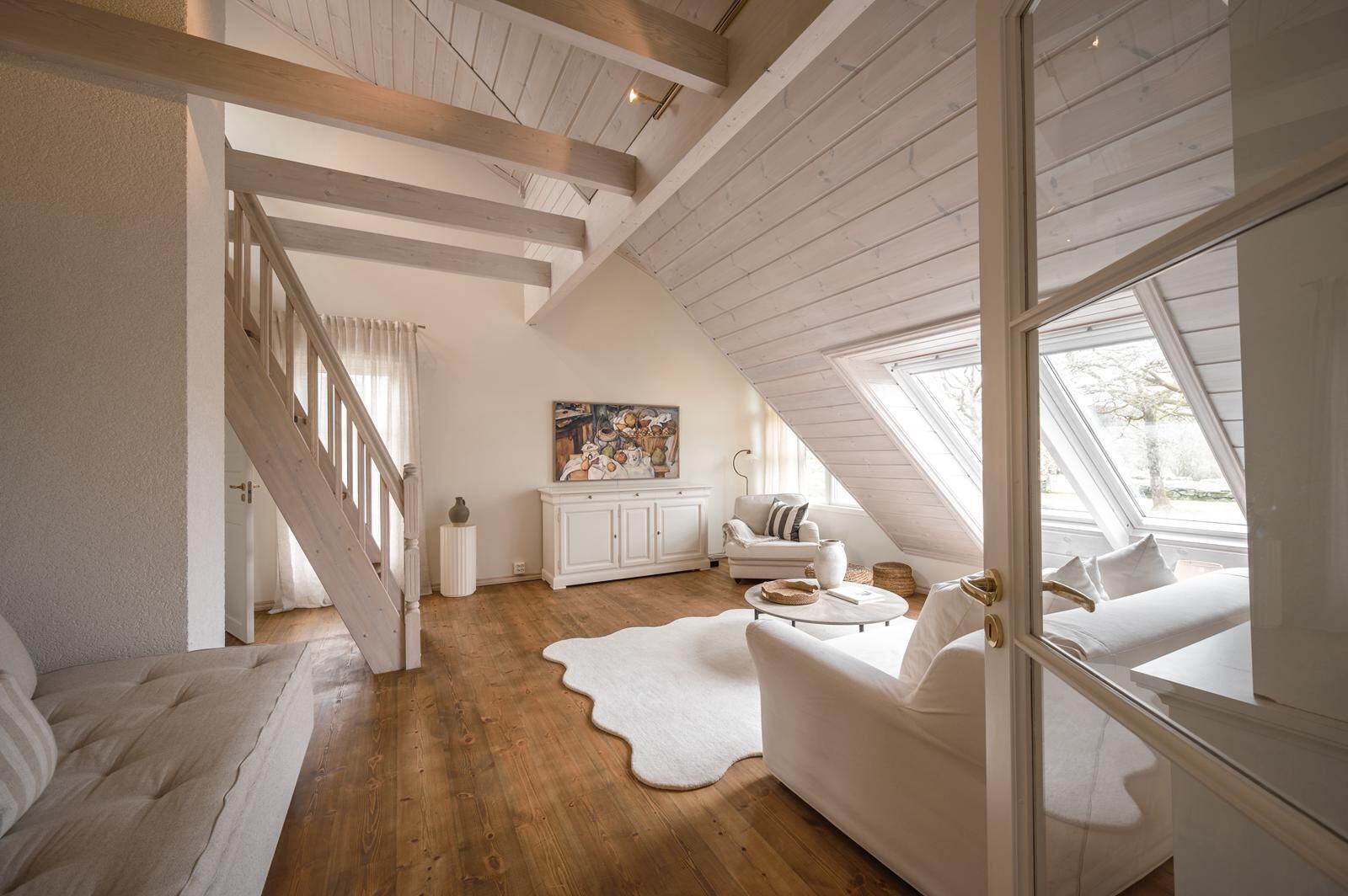 TV connectée, cheminée, livres, chaîne hi-fi