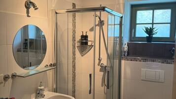 Dusche, Haartrockner, Handtücher, Seife