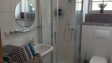 Dusche, Haartrockner, Handtücher, Seife