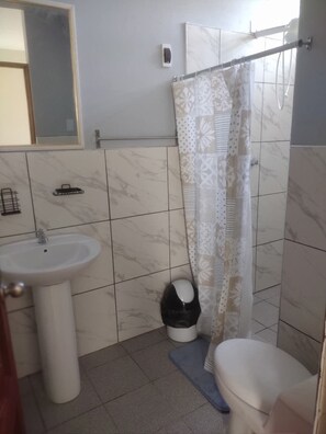 Douche, serviettes fournies, papier de toilette