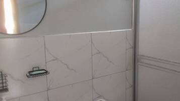 Douche, serviettes fournies, papier toilette