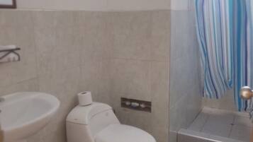 Doccia, asciugamani, carta igienica