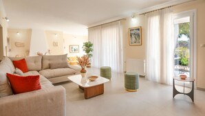 A modern living room with a sofa, a coffee table, and a small side table. - Villa Marifei in Kato Korakiana (Corfu)