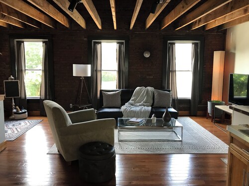 Cozy studio with AC and WiFi in Historic Geneva, NY. 