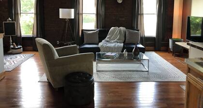 Cozy studio with AC and WiFi in Historic Geneva, NY.