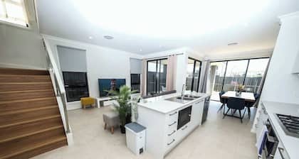 Brand new 5 bedroom house close to Rouse hill