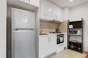 Fridge, oven, dishwasher, cookware/dishes/utensils